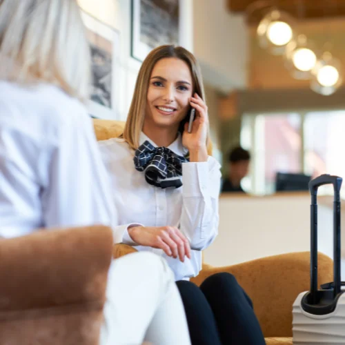 femme appelant un taxi a arras depuis reception hotel