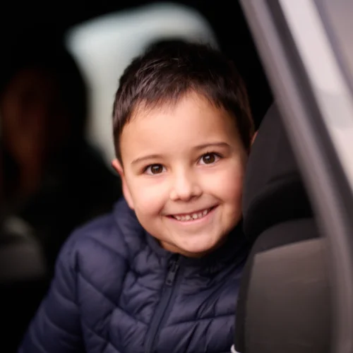 transport scolaire en taxi a arras enfant sur le siege passager